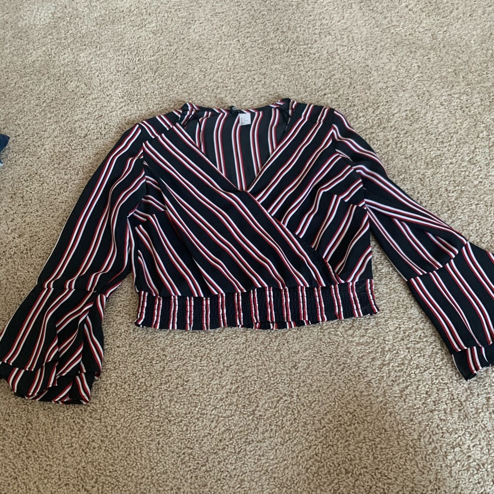 Long sleeve top with flown sleeves